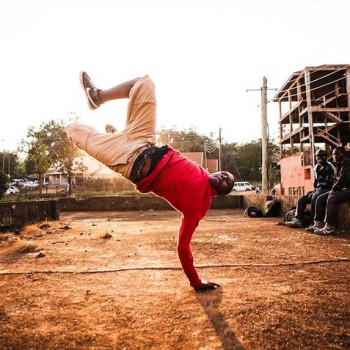 shake-the-dust-nas-documentary-film-uganda-breakdancers-rappers-hip-hop-culture-2-715x477